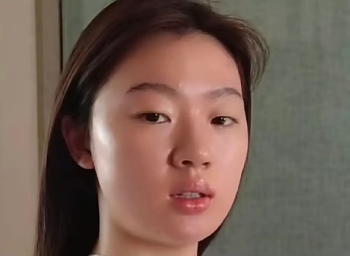 看到素颜的单依纯，才明白娱乐圈的伪装有多深素颜的单依纯好普通啊，平时都是化着浓