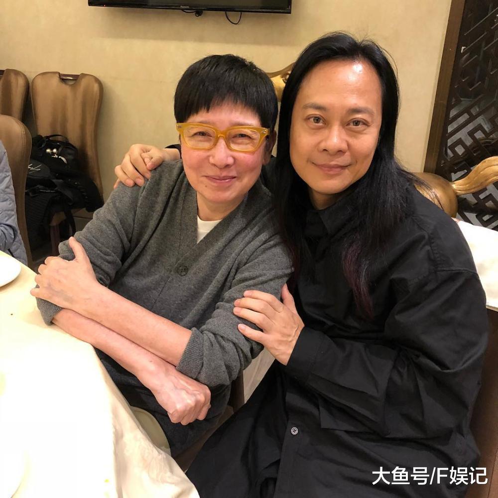 古巨基夫妇金燕玲等聚餐合影满头白发的黄子华很抢镜