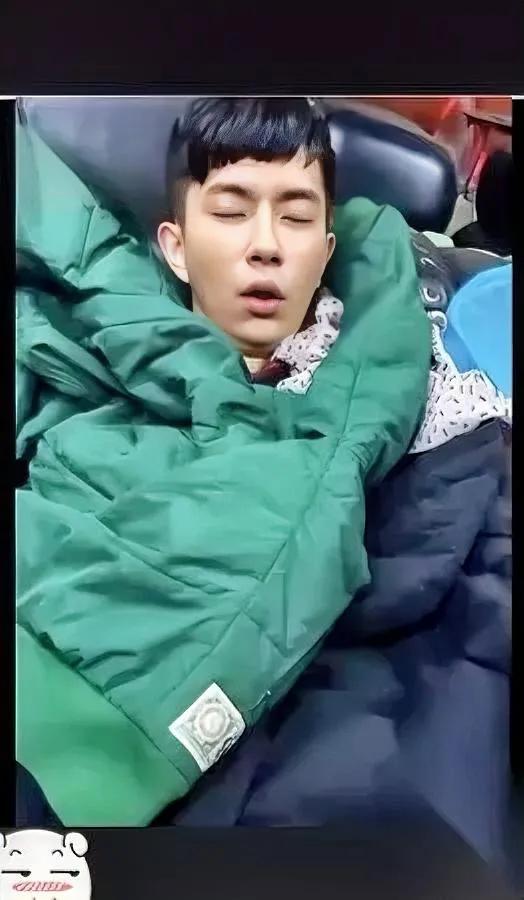 刷到萌萌“黑料”笑喷了！这确定不是颜值暴击？有人拿萌萌睡颜当“黑料”，我