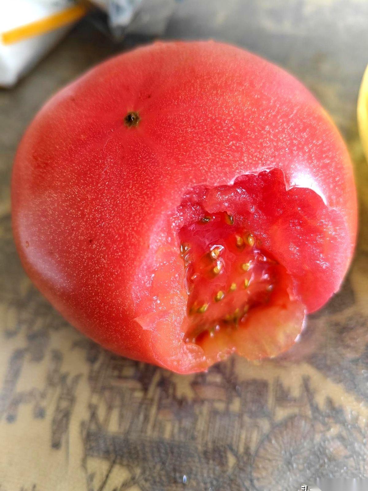 就因为楼下小年轻说了句“叔，您歇着”，51岁的老王当场就把T恤一脱，非要一个人扛