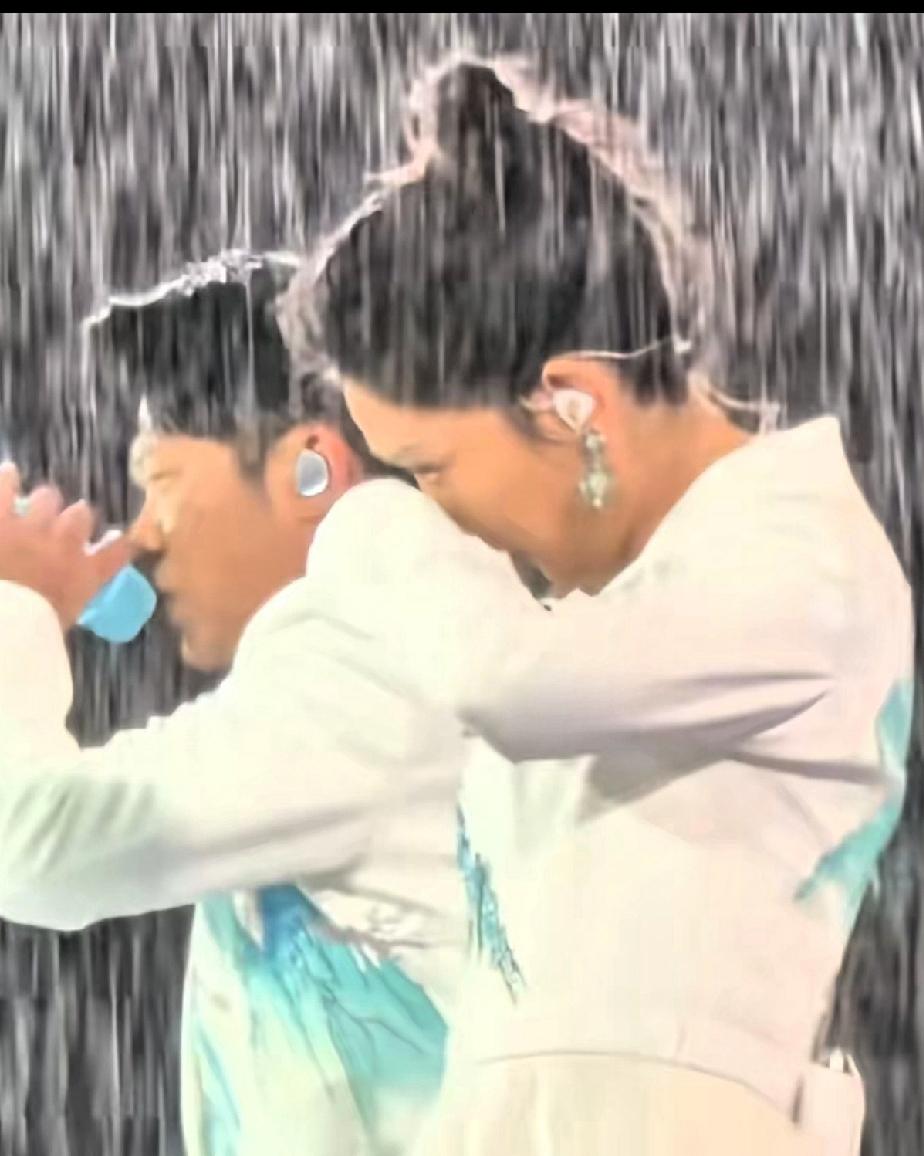 怪不得凤凰传奇几十年不倒，是有道理的！凤凰传奇厦门演唱会遇上暴雨，玲花和曾毅被