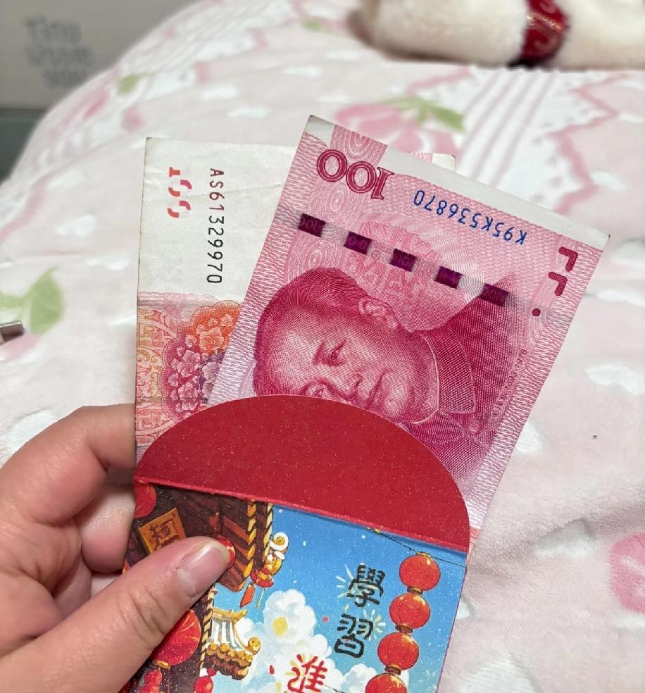 娃迎来第二个除夕夜，爷爷奶奶给的红包依旧是200块，年年都没变化～原本满心准备了