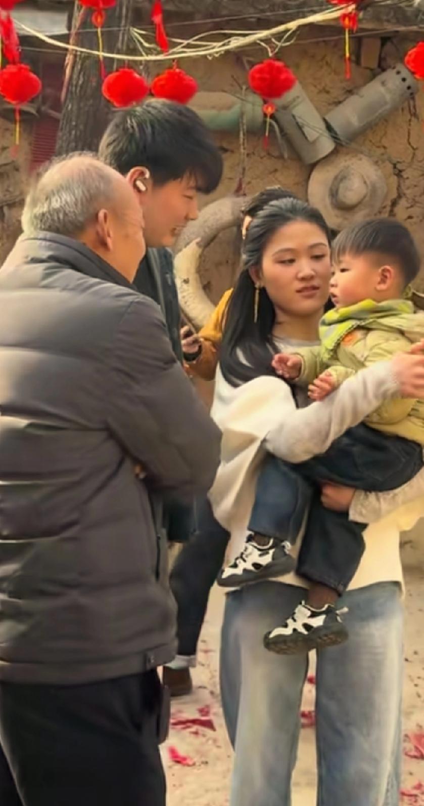 看来看来好男人都是调教出来的，朱小伟姐姐结婚当天，陈萌在一边哄孩子，朱小伟陪同在