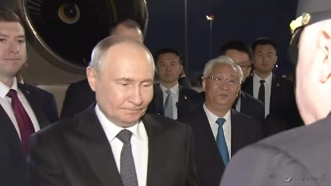 普京回去了，给人一种莫名的伤感……普京此行一大特点就是行色匆匆，来也匆匆去也匆