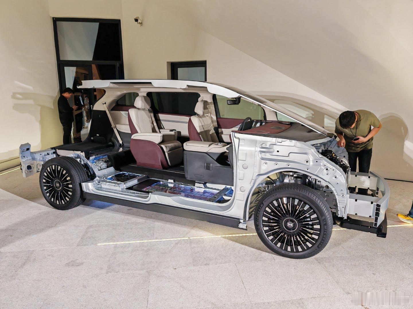 简直是艺术啊！看看小鹏X9增程版是怎样保留后轮转向和三排电动收纳的。首先X9纯电