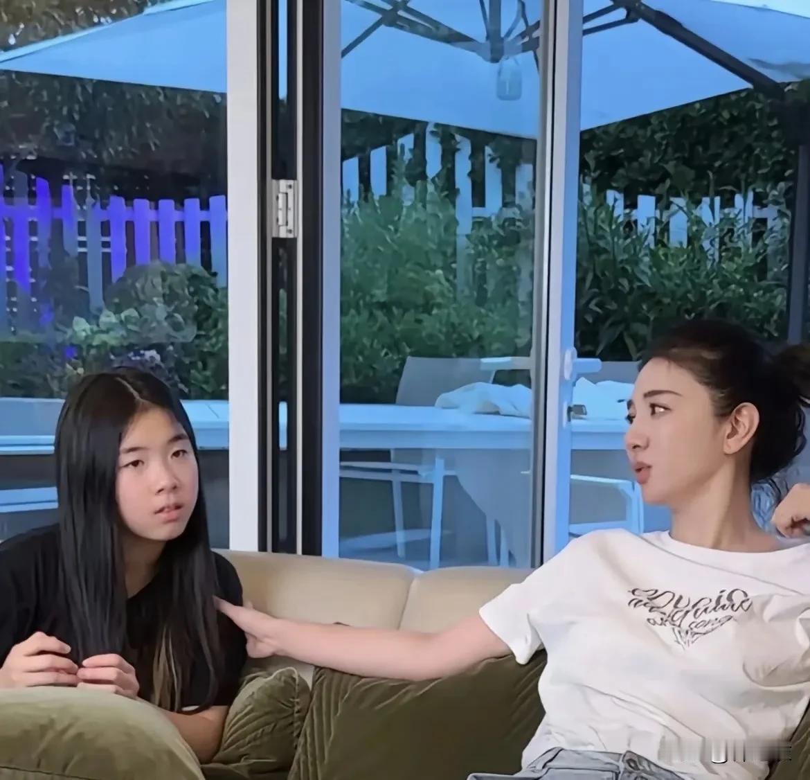 黄奕女儿一开始不是说想当练习生，然后她妈无奈就说；你这个年纪就该好好读书。然