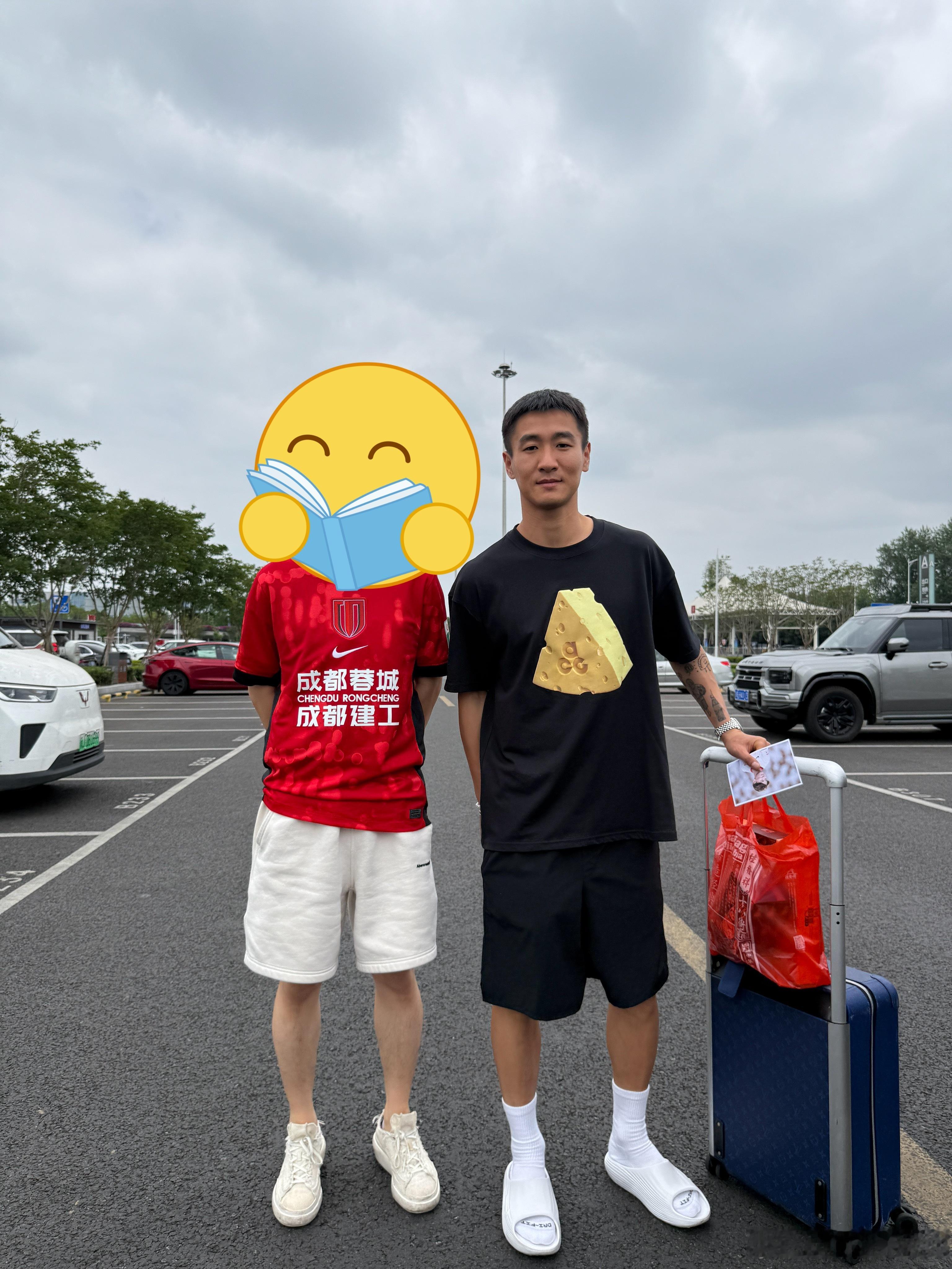 我感觉大家都没看到韦世豪，结果我走的时候看到韦世豪站我车旁边。