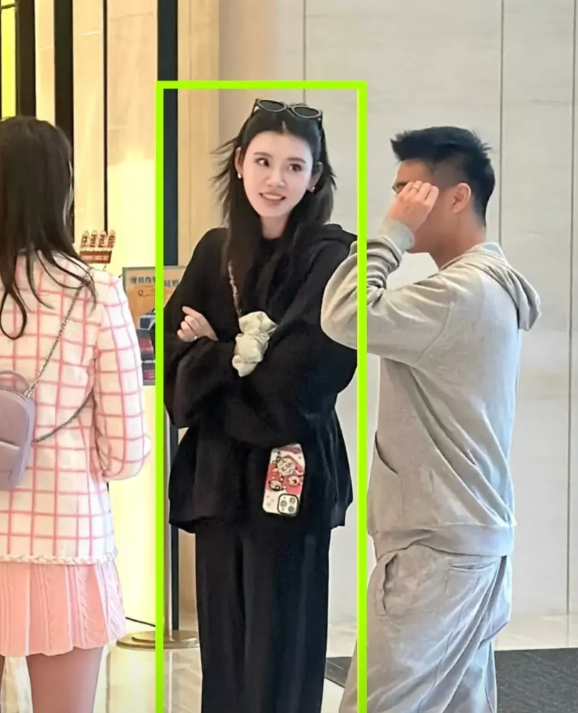 我妹妹亲眼见过奚梦瑶她说了一个大实话。说奚梦瑶根本不是电视上的那样。她在