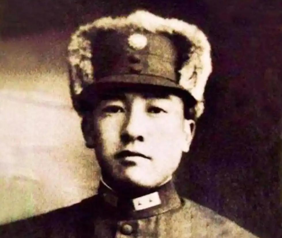 1949年6月，西安告急，“西北王”马步芳的儿子马继援站在吉普车上，手里挥着马刀