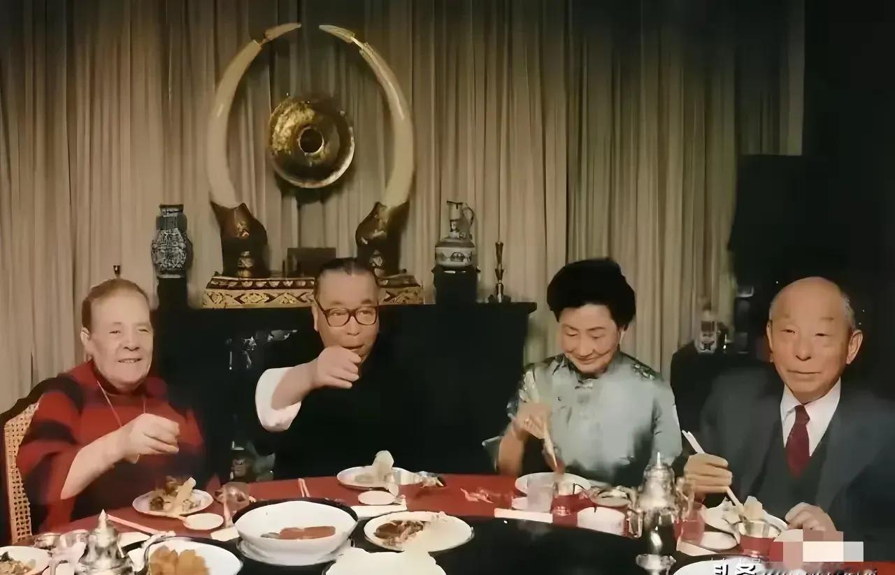 有些人一直想不通，他俩关系为什么很好？1985年台北一场家宴上，蒋经国把张学良夫