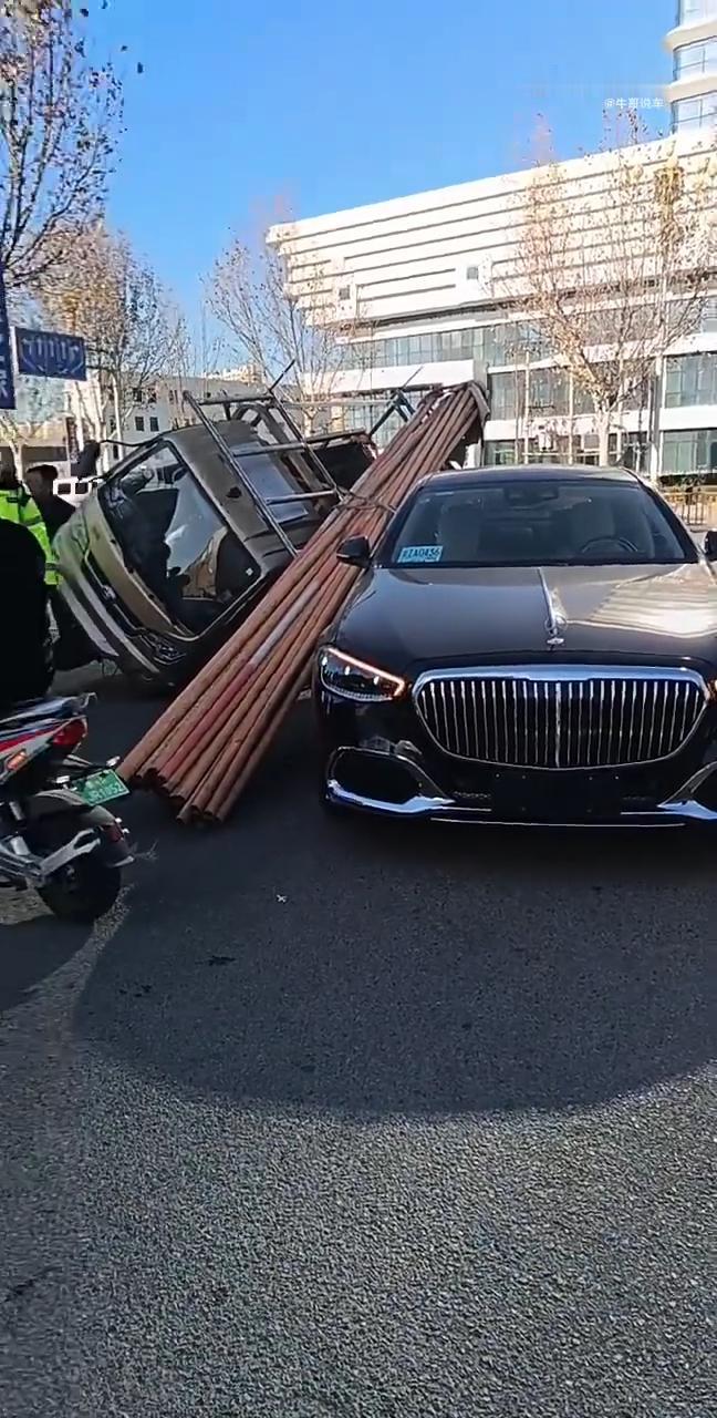 这事故，简直是‘Buff叠满’的教科书式案例！😯[笑着哭]新车、没牌、保险