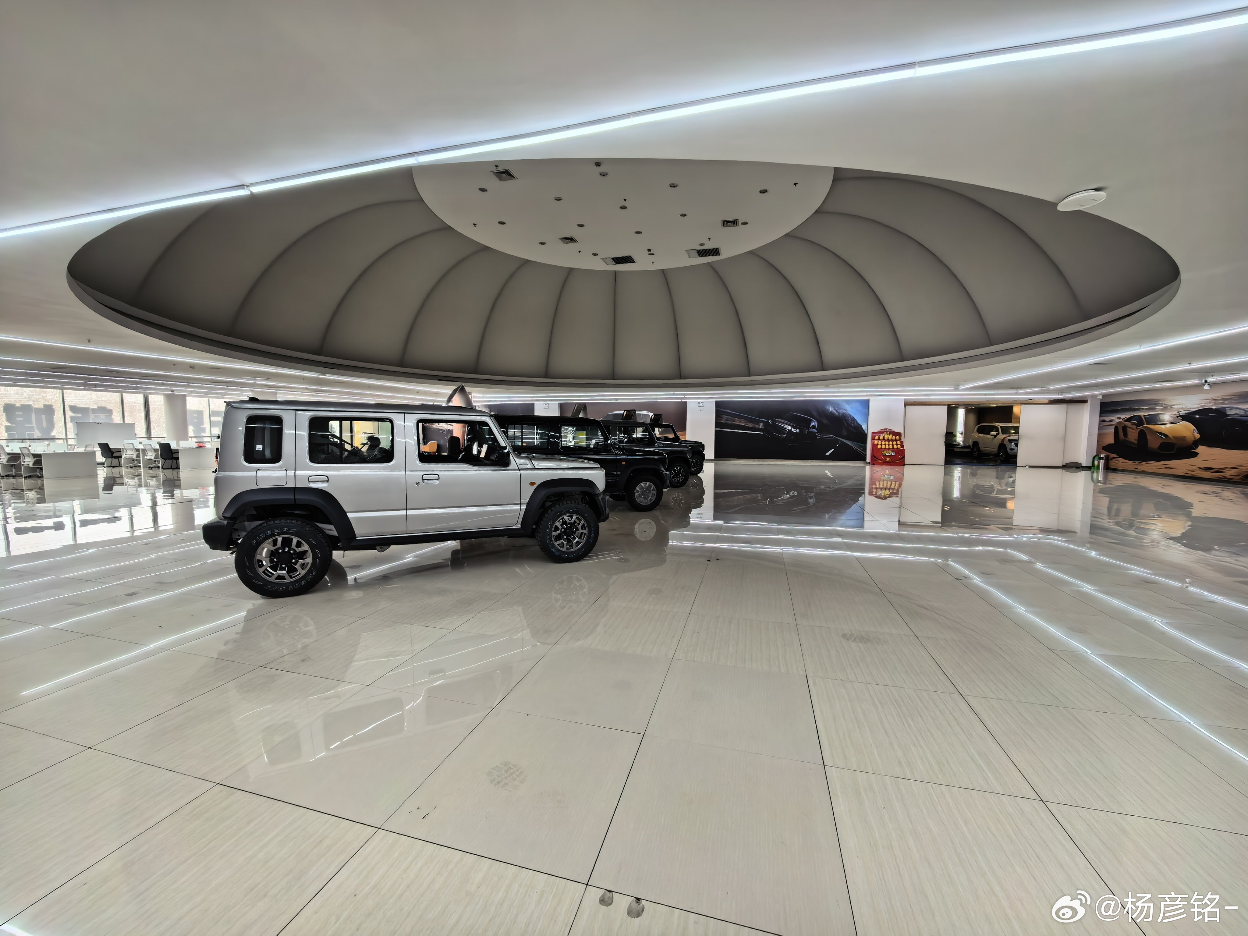 去年哥们儿弄了个展厅，准备做直播引流卖平行进口车当时问我有没有兴趣，奈何那会儿已