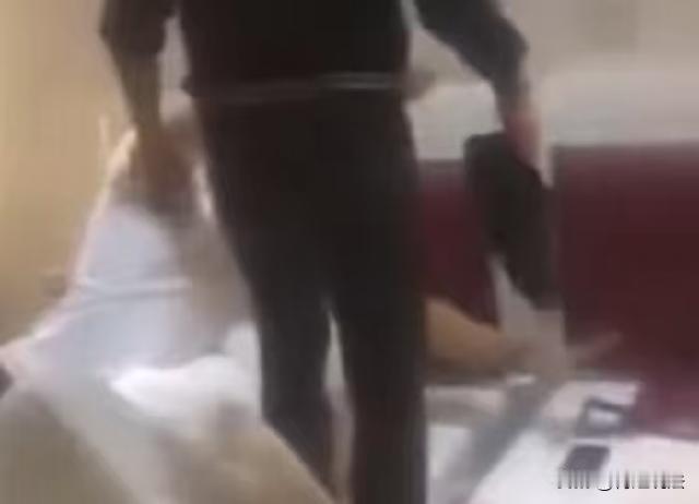 男子想跟妻子亲昵，被直接拒绝，男子认为妻子有问题，还真看到妻子跟情人恩爱的缠绵。