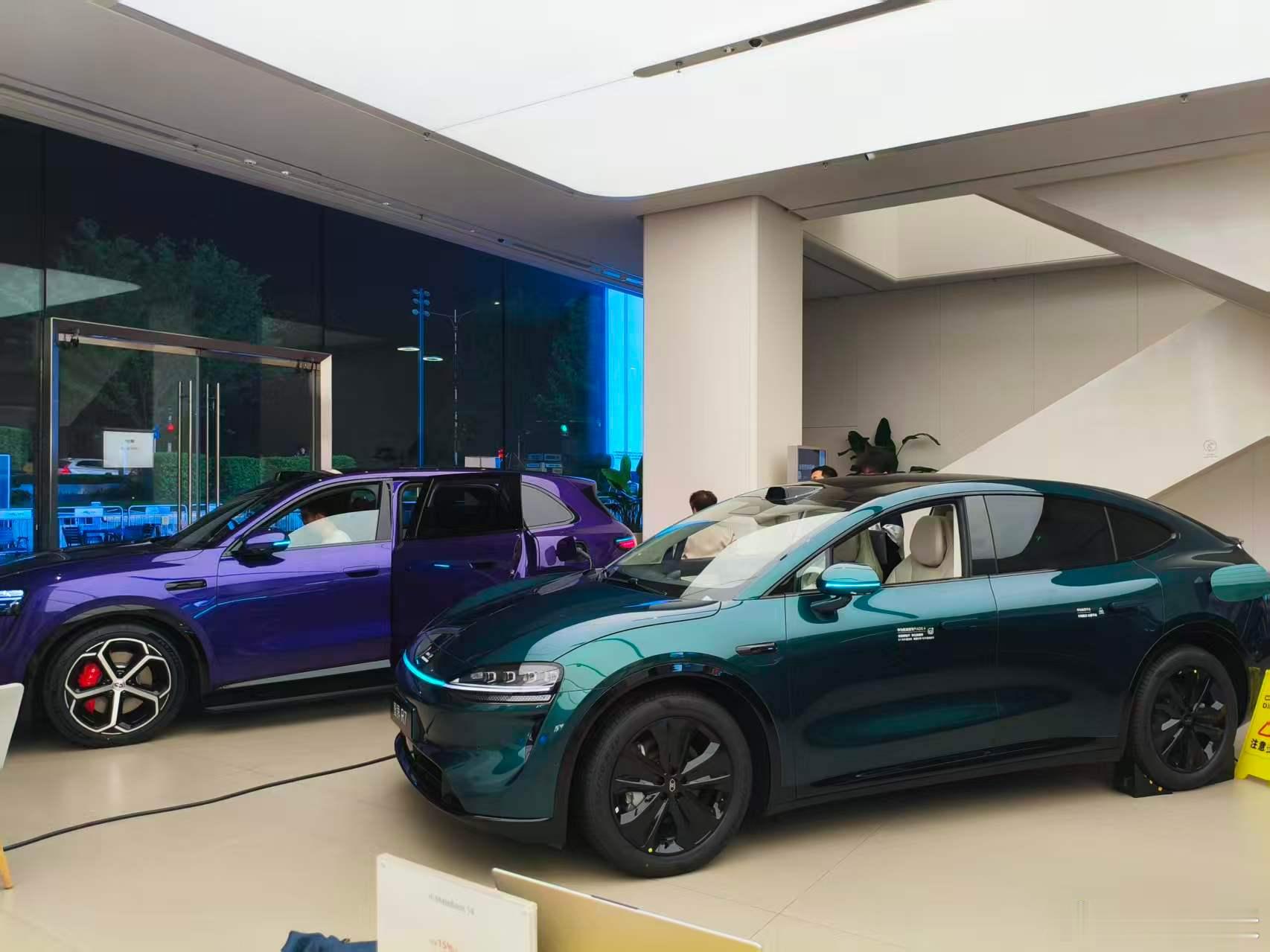 问界M6预订量突破10万台，这个数据里，有两个是我贡献的我不可能买两台，只是为了