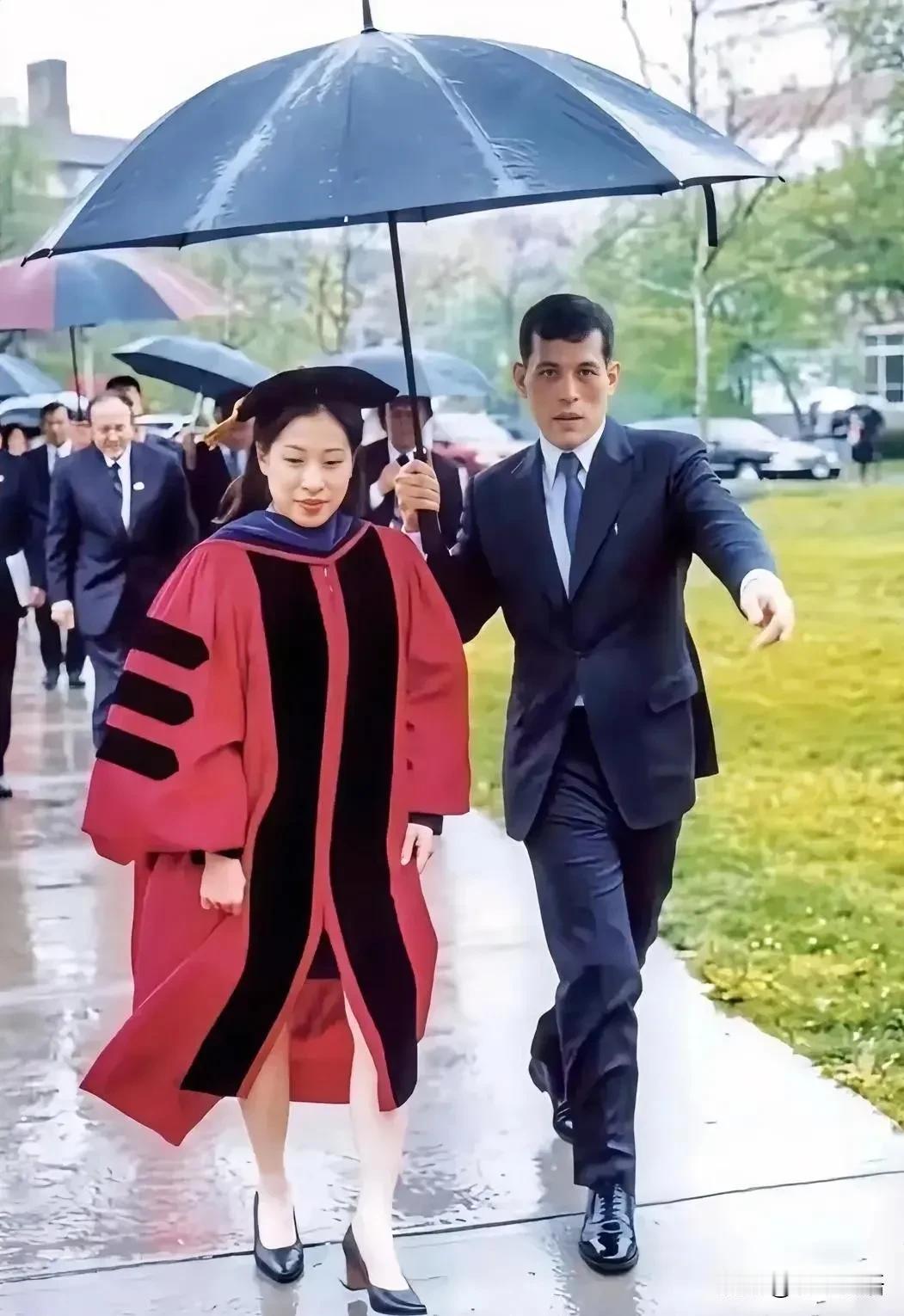 这就是父爱！父爱如山！泰王拉玛十世对帕公主真的超疼爱，这张撑伞照是帕公主博士毕业