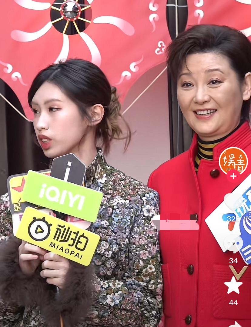 看徐帆带养女参加活动，本来还想吐槽下这两口子太不负责任了，都这么有钱了也不给孩子