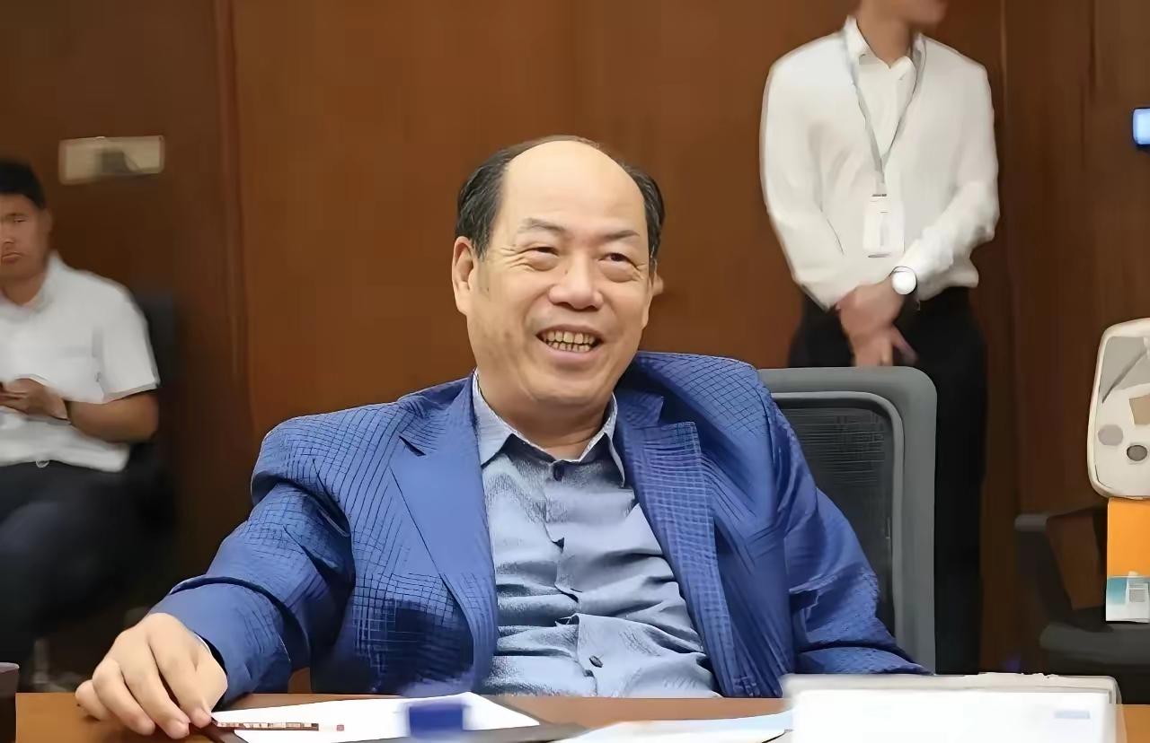 看到许家印现状，还是碧桂园老板杨国强最聪明！同样是万亿规模房企爆雷，结局天差地别