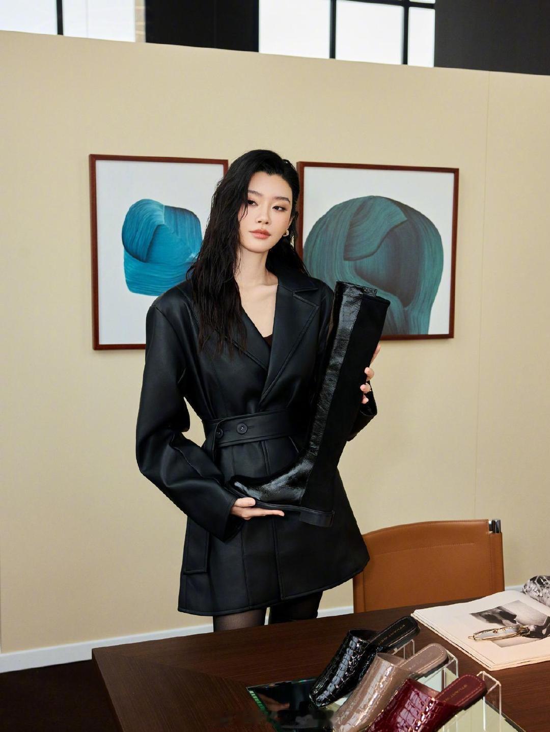 奚梦瑶米兰时装周丝袜造型太绝了，性感迷人惊艳全场！​