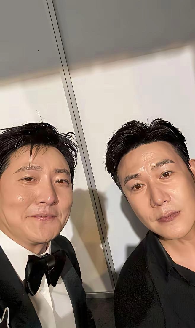 昨晚刷到郭京飞微博，他晒出和姐夫陆毅的颁奖活动合照，居然忘P图了！谁都没想到，4