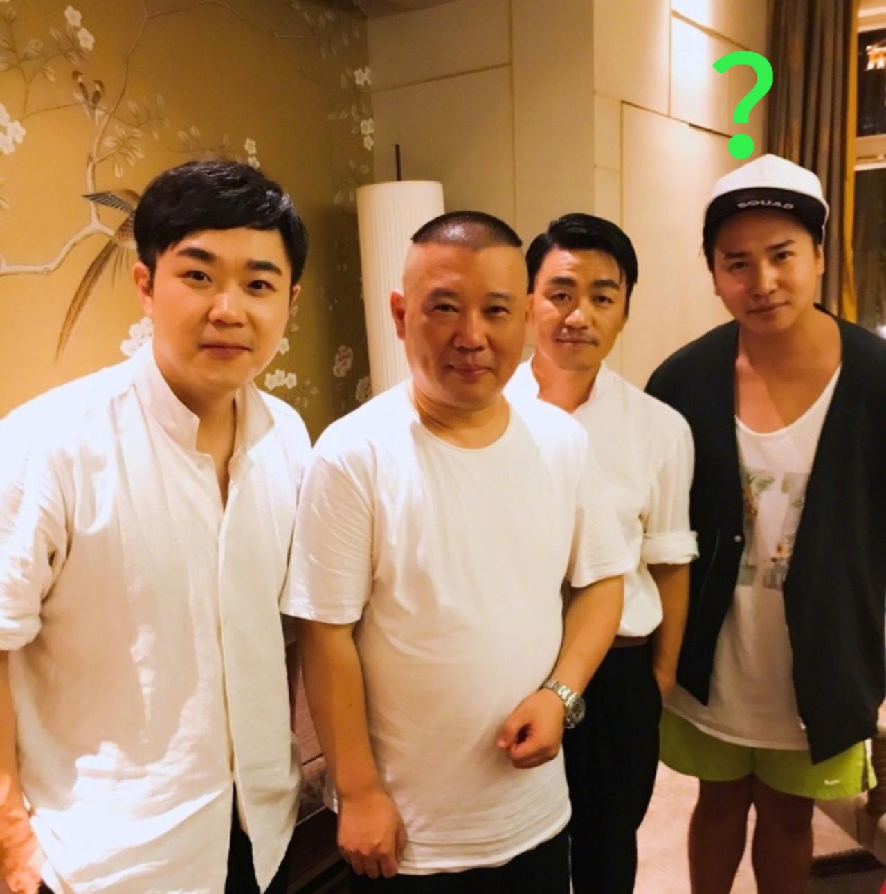 四位喜剧人的合影，我只认出了大鹏、郭德纲和王宝强，最右边这位戴着白色棒球帽，穿着
