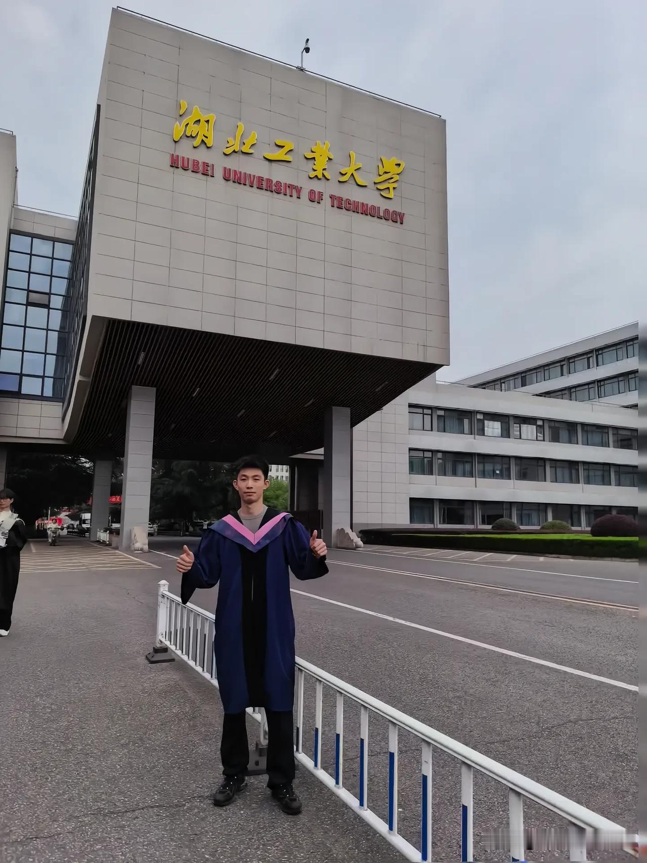 周恺终于更新动态啦！6月18日，周恺发文说：“三载研途，拨穗礼成，毕业快乐！”