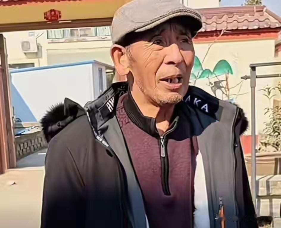 有人写信叫刘强东的父亲带给刘强东。他的父亲不接受，是个很有原则的人，儿子的事他不