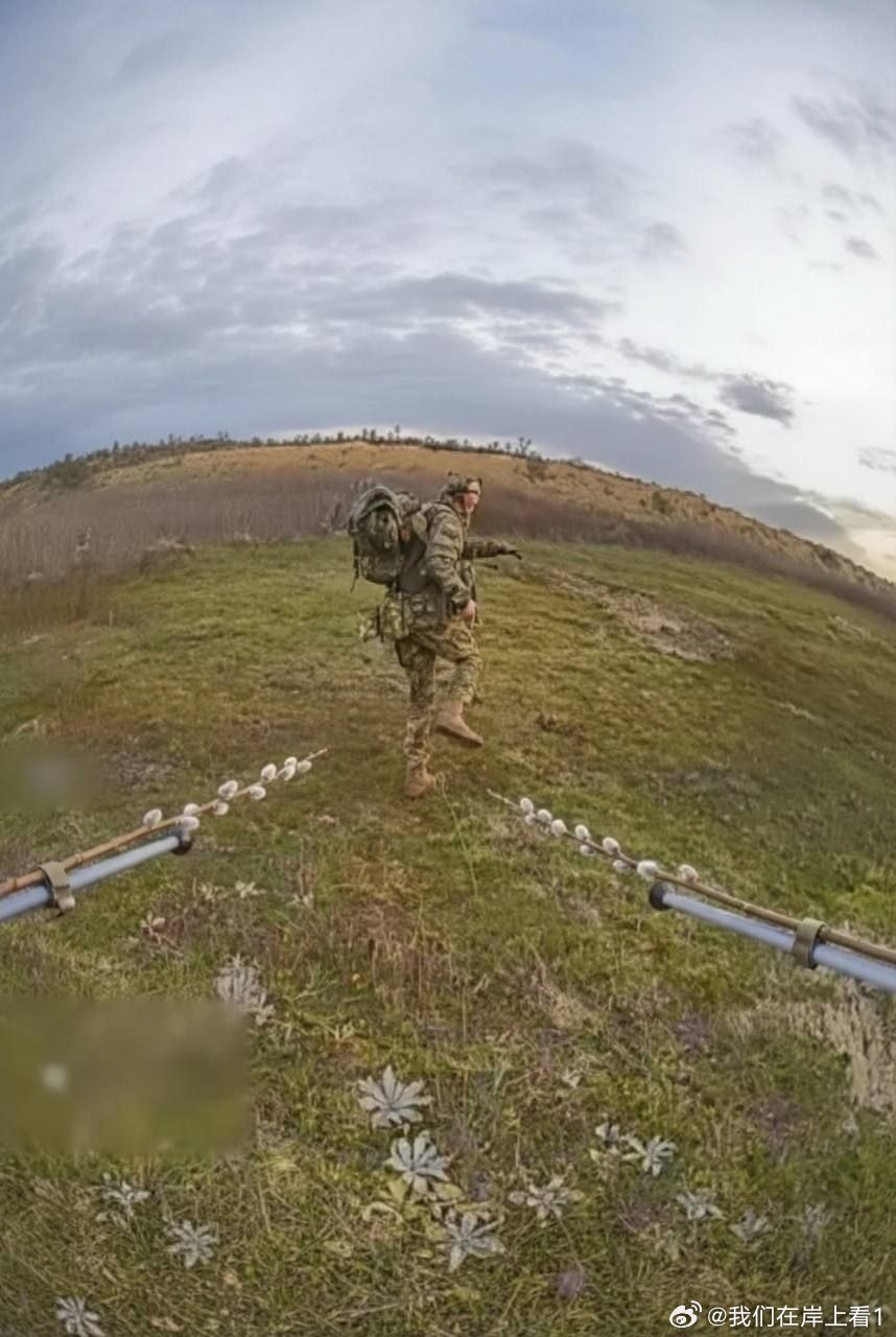 俄军来到乌克兰旅游，发现这里风景漂亮。俄罗斯人全部爱上了乌克兰的土地。于是邀请乌