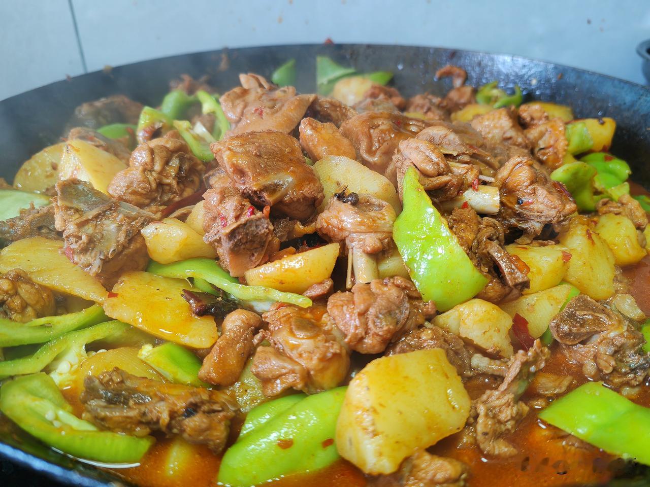 东北盒饭今日菜品：山东炒鸡、红烧肉、尖椒干豆腐、白灼上海青。主打一个好吃实惠，两