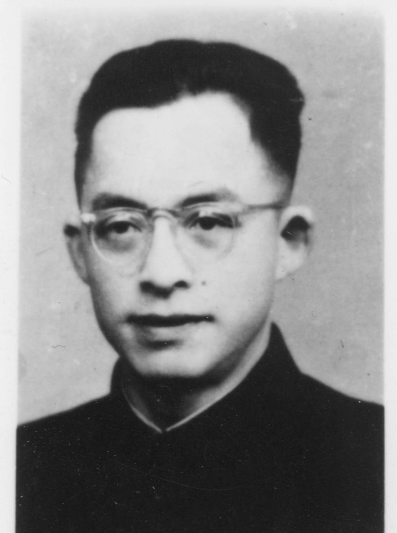 1949年长江边的俘虏营里，刚率部投降的国军312师副师长突然站起来，打断正在登