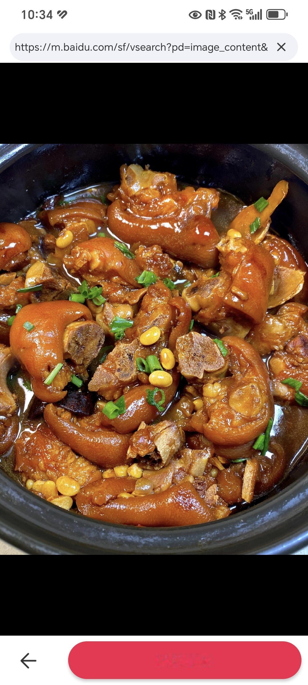 猪脚炖至酥烂，汤汁浓稠，香气扑鼻。选蹄筋分明的猪前脚，焯水去腥时火候稍大皮就绽裂