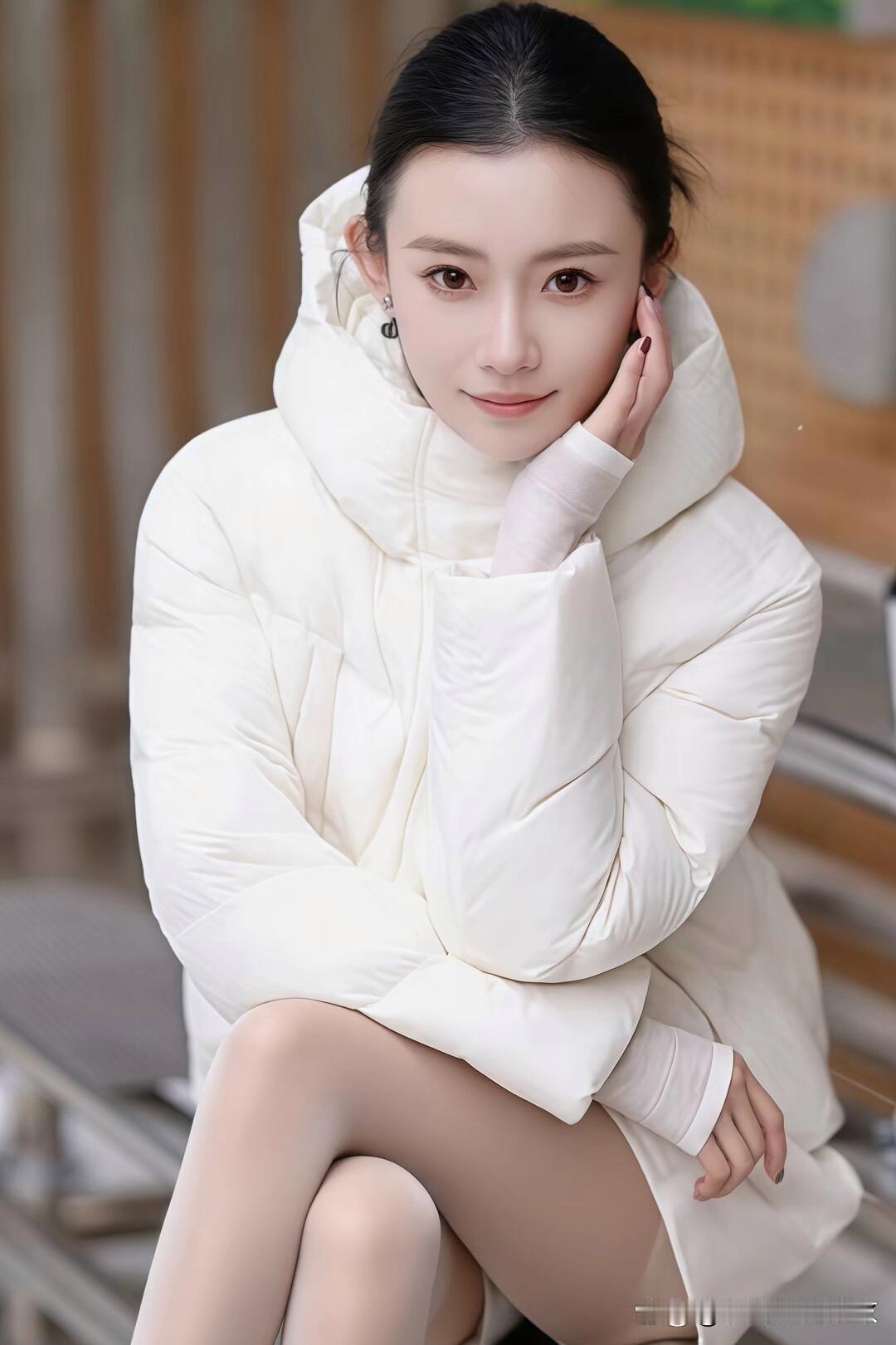 冬日街头，暖阳洒下温柔，一位甜美少女笑靥如花，那温柔微笑，真的太暖心治愈了。就