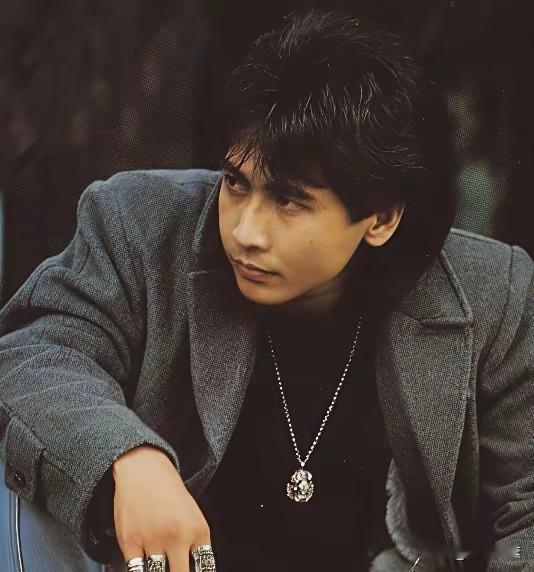 齐秦老师曾经开创了一个属于他的音乐时代。一代男神，如今却也老得像80岁一样呀！齐