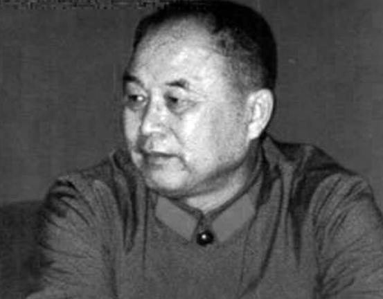1969年毛主席专门单独接见李德生，亲切询问他是否也要戴花镜，这里面有什么特别的