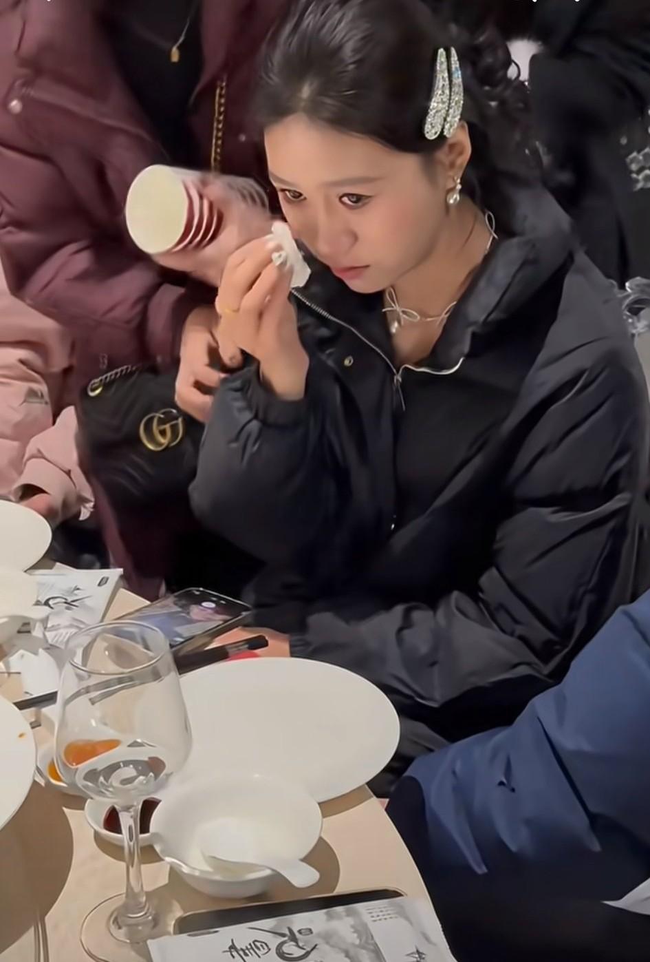 1月1日，宁波。网友发视频曝光:在酒店办订婚宴，全程没电没空调，灯是临时拉的，新