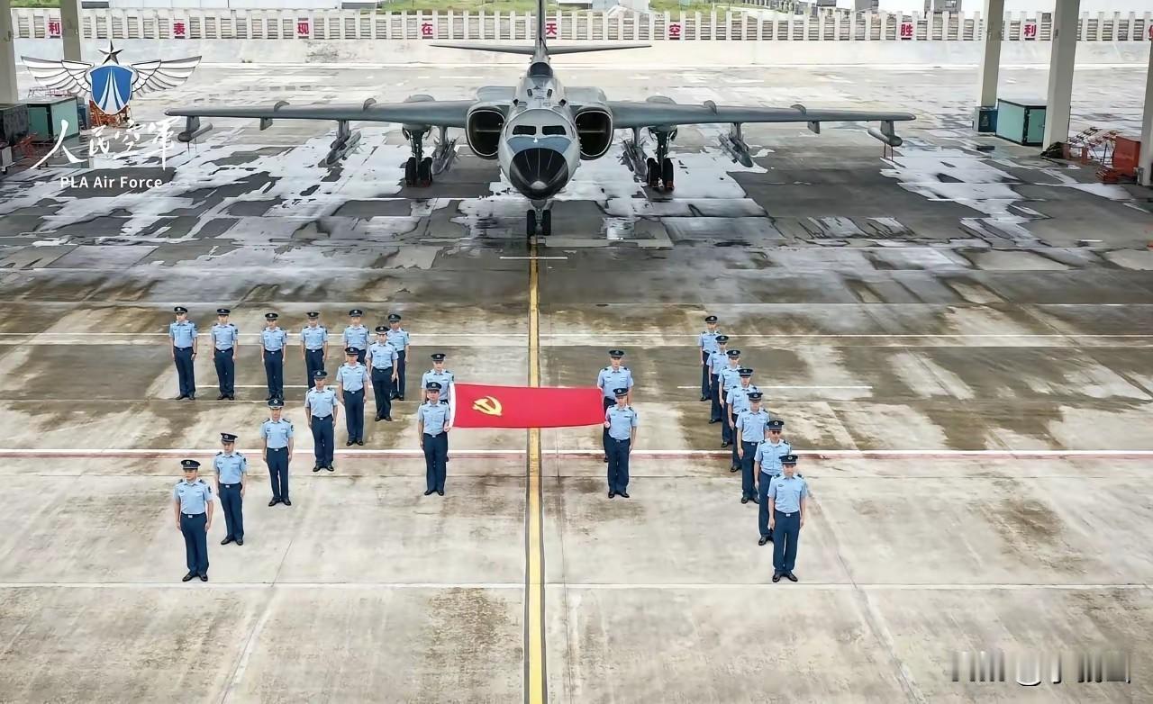 我一直以为，八个外挂的轰-六J是海军航空兵的专属远程轰炸机，没想到空军才是轰-六