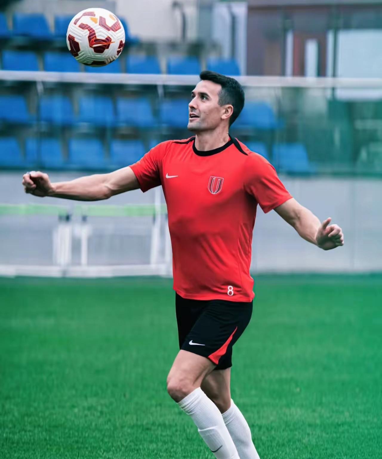 足协新规如何破解成都蓉城与周定洋续约难题：什么叫管天管地，中足联管起了各俱乐部