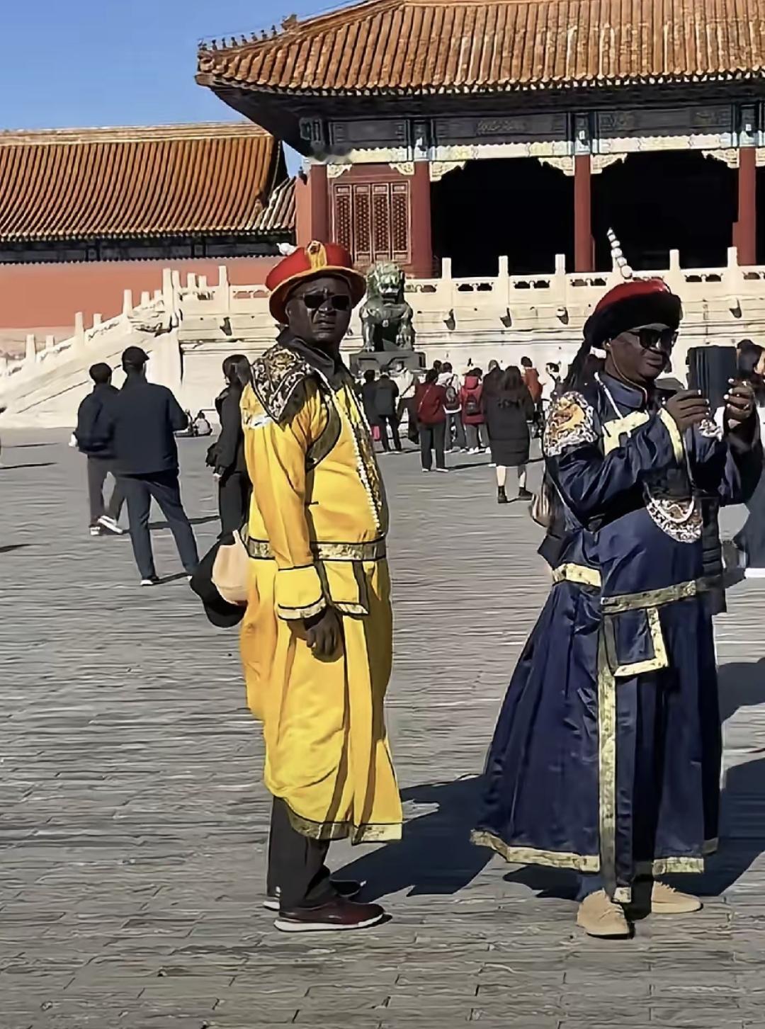 上个月在北京吃夜宵，簋街看见几个黑人举着吉他卖唱，旁边食客议论说现在广东好多非洲