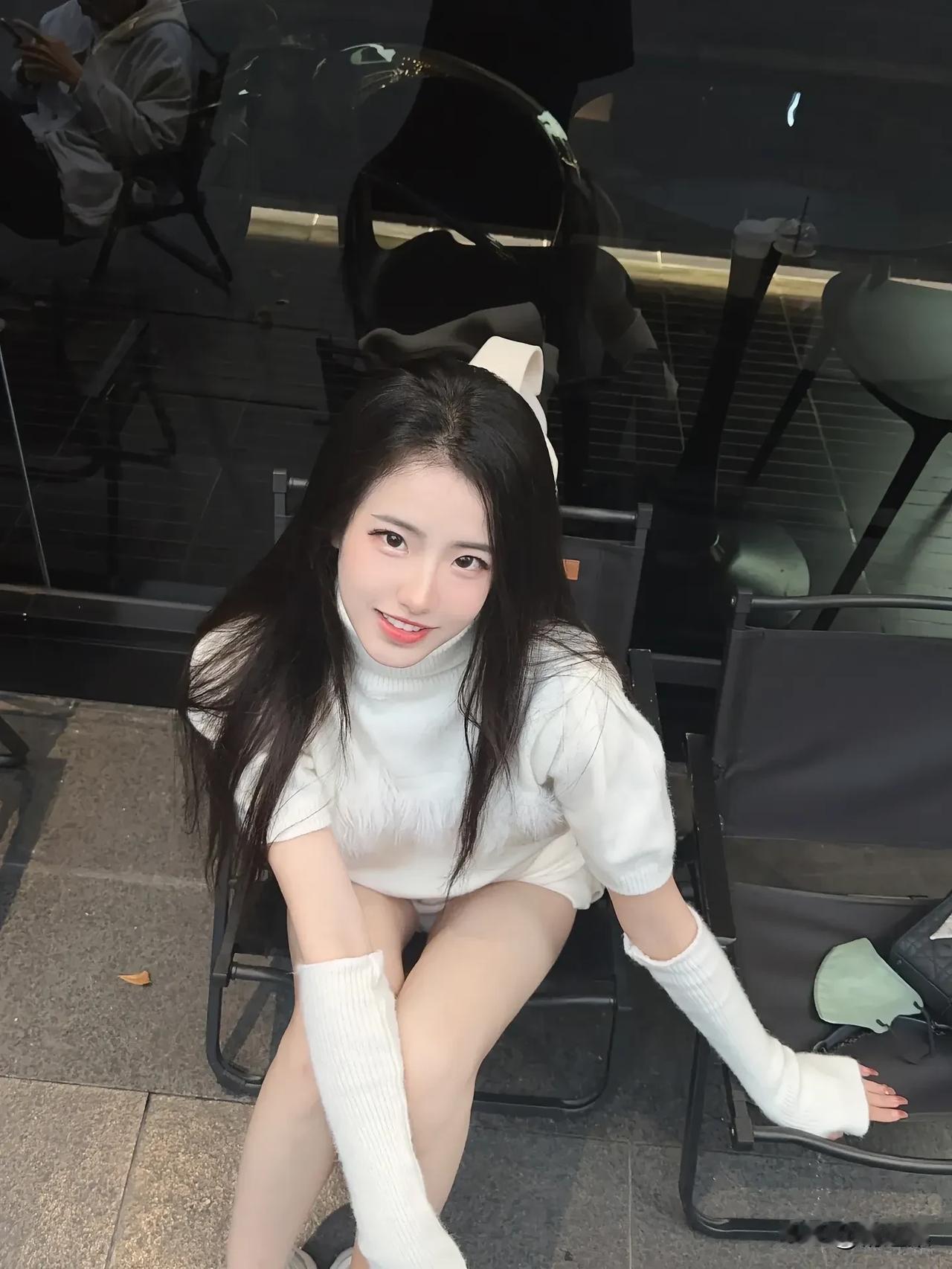 玉人倚栏笑，春风满面生。