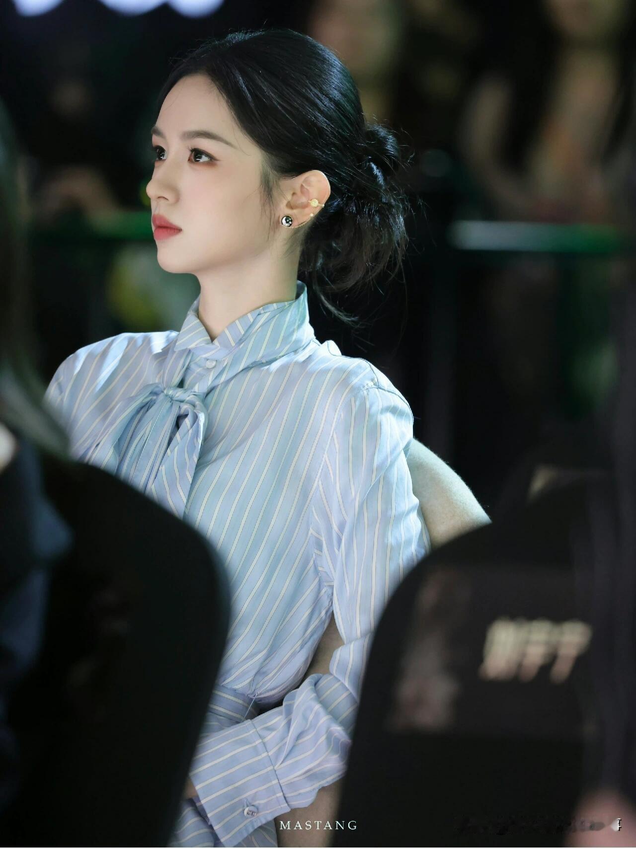 星光大赏现场全是重工礼裙争奇斗艳，周也一身轻巧的浅蓝色衬衫裙亮相，真的越素越美啊