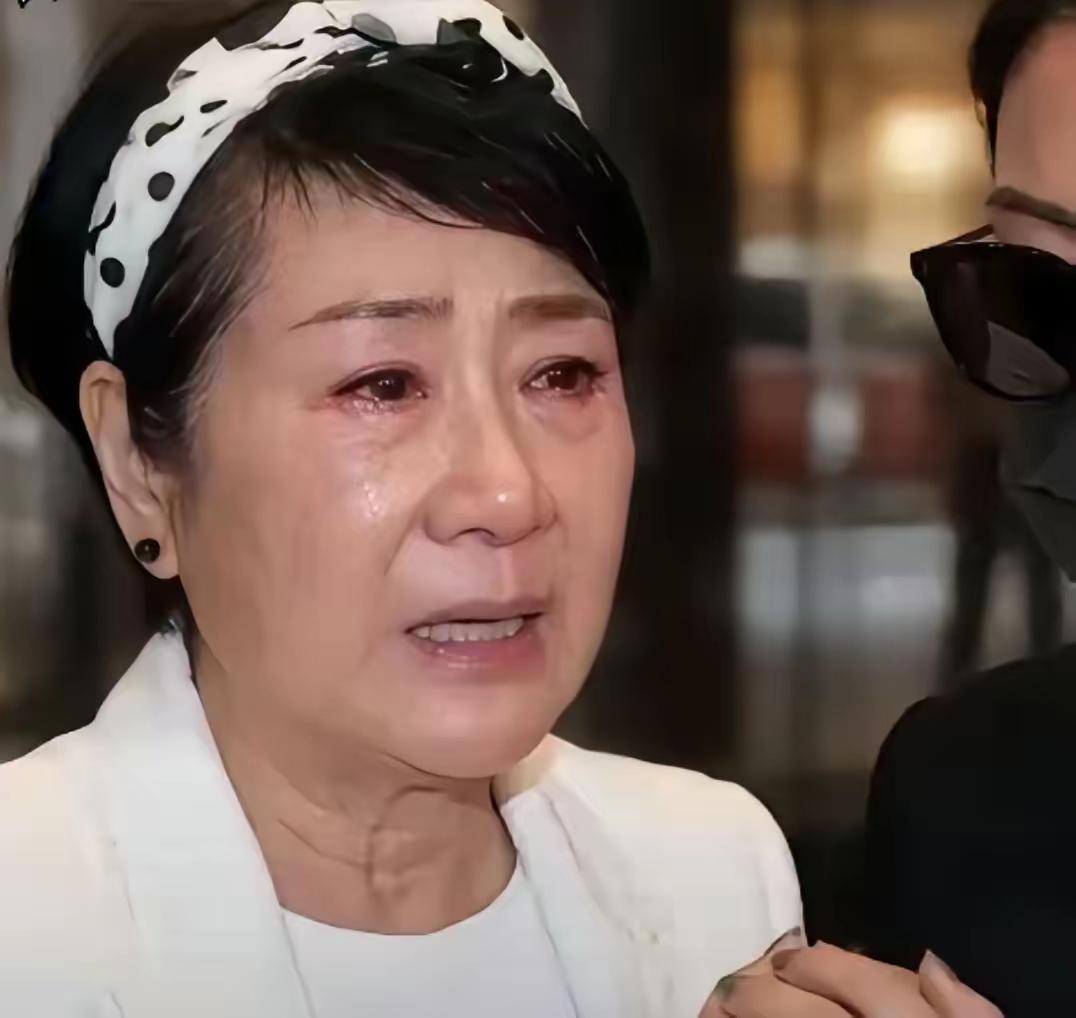 谢贤出殡这日，哭的最伤心的不是女儿谢婷婷，也不是儿子谢霆锋，而是已经离婚三十多年