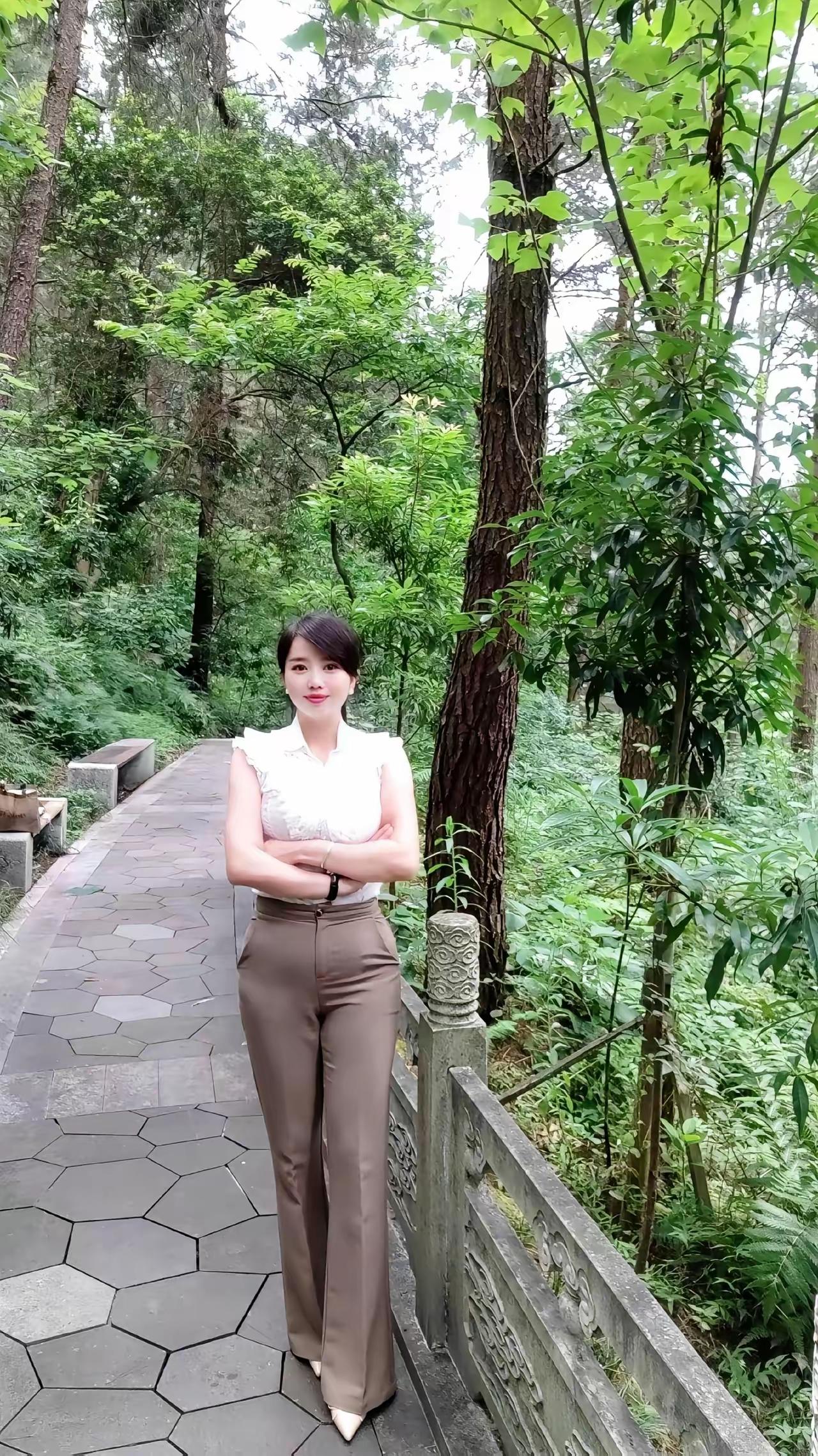 裤子还是有裤袢更好看，即使不用，作纯粹的装饰也好。