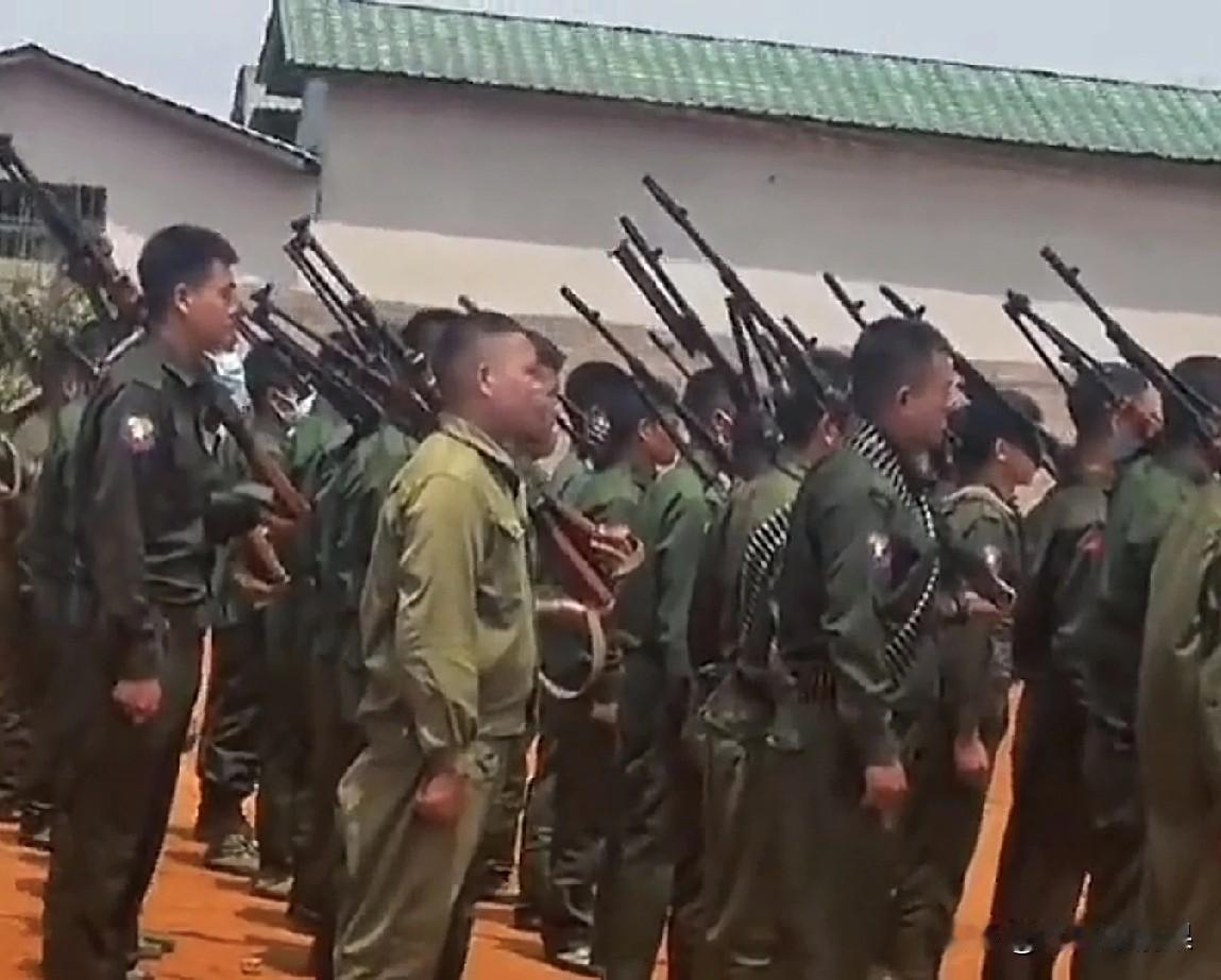 看了很多泰国军队和柬埔寨军队的视频，发现柬埔寨军队的武器装备和单兵服装都和泰国军