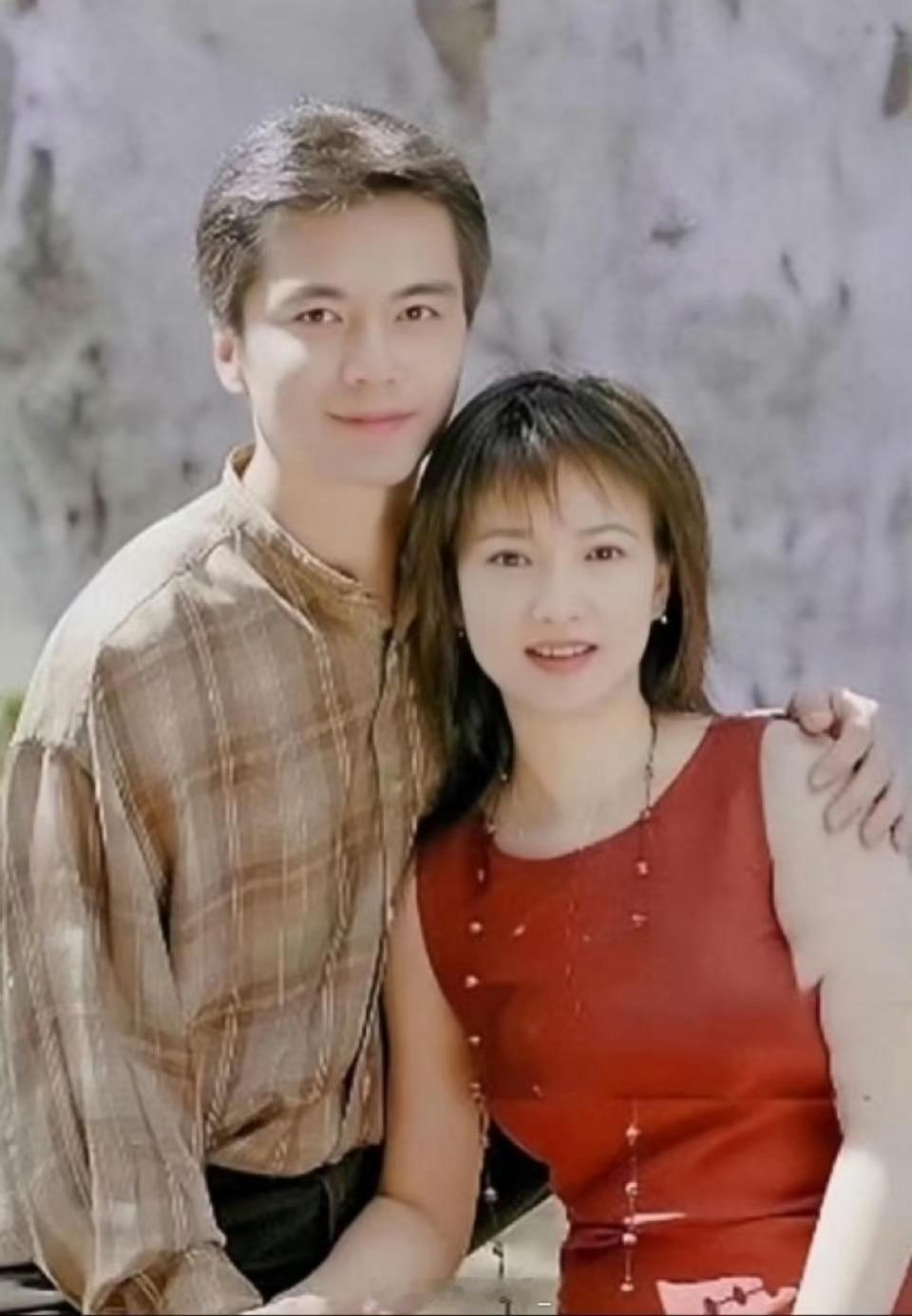 演员何晴去世何晴的前夫是祁厅长许亚军。前不久许亚军还带着两人的儿子上了杂志。儿