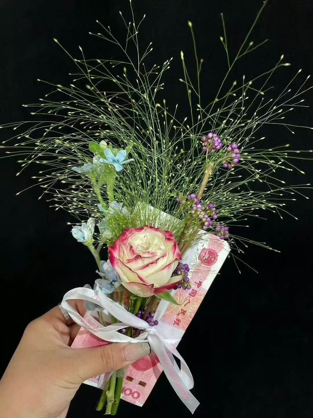 突然就感觉很焦虑。我跟老公说以后我们50多岁了，找不到活，又没钱，怎么办？他