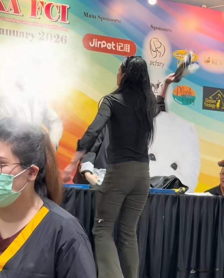 他偷狗了？偷狗审查员进展以前偷过别人一只狗，之前在赛场他偷了一只血统比熊，很早