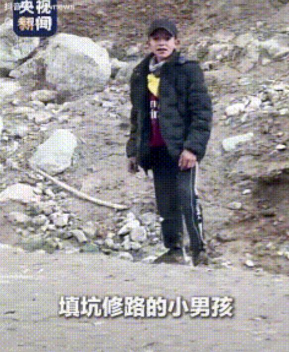 火上央视新闻了！新疆，一男子开车下山时，遇到一位男孩独自站在路边，以为他遇到了麻