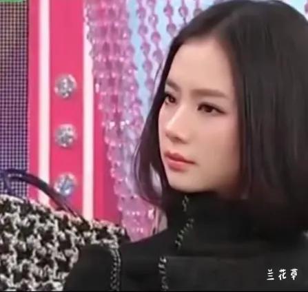 你敢说，这俩是一个人吗？戚薇整容前后变化。图一是她的原生脸，图二是她的整容脸