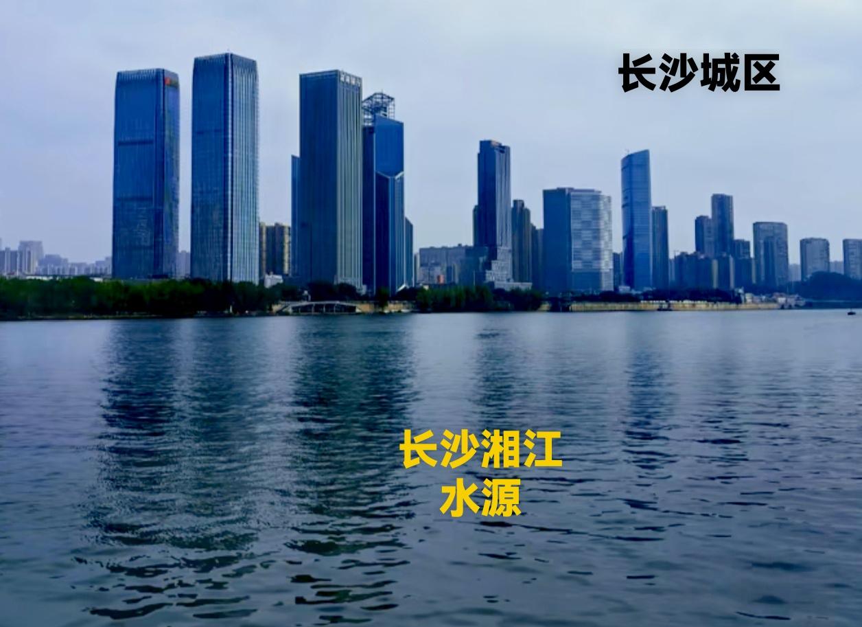 看看长沙的湘江水源，以及长沙的城区建设，下图这个长沙的湘江水非常的清澈，城区环境