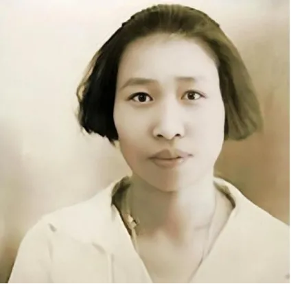 1955年，周总理出访印度尼西亚期间途经昆明，遇到了初恋女友张若名，他轻声地问道