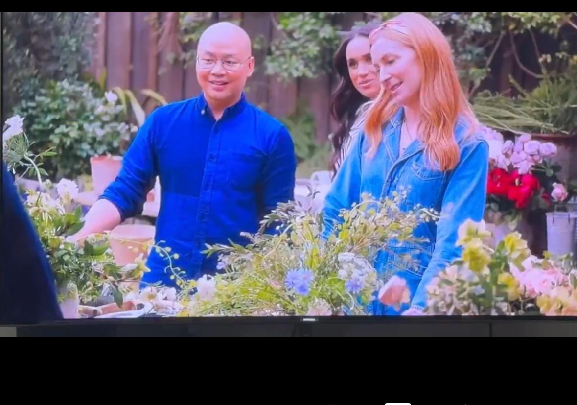 哦，看，当丹尼尔的插花作品受到称赞时，面梅根当场变脸……“真漂亮！”她一边说着，